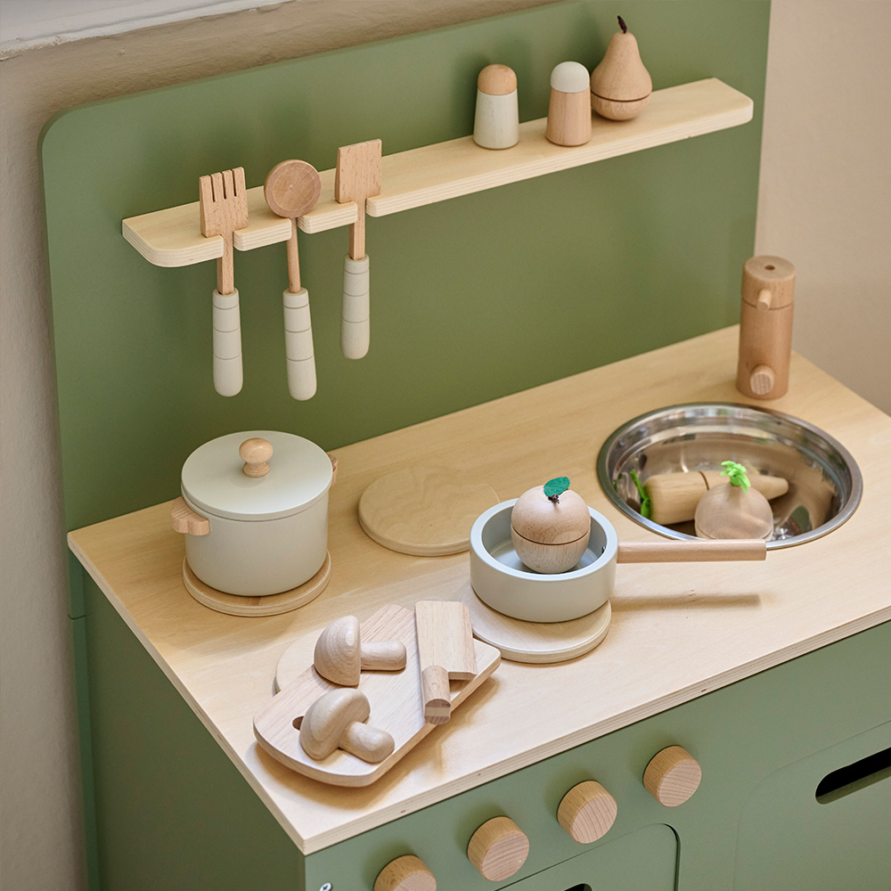 Petite Amélie | Cuisine enfant en bois | Jeu d'imitation Olive | Vert olive et blanc | 13 accessoires inclus pour des heures de créativité (Petite Amélie) - Image 6