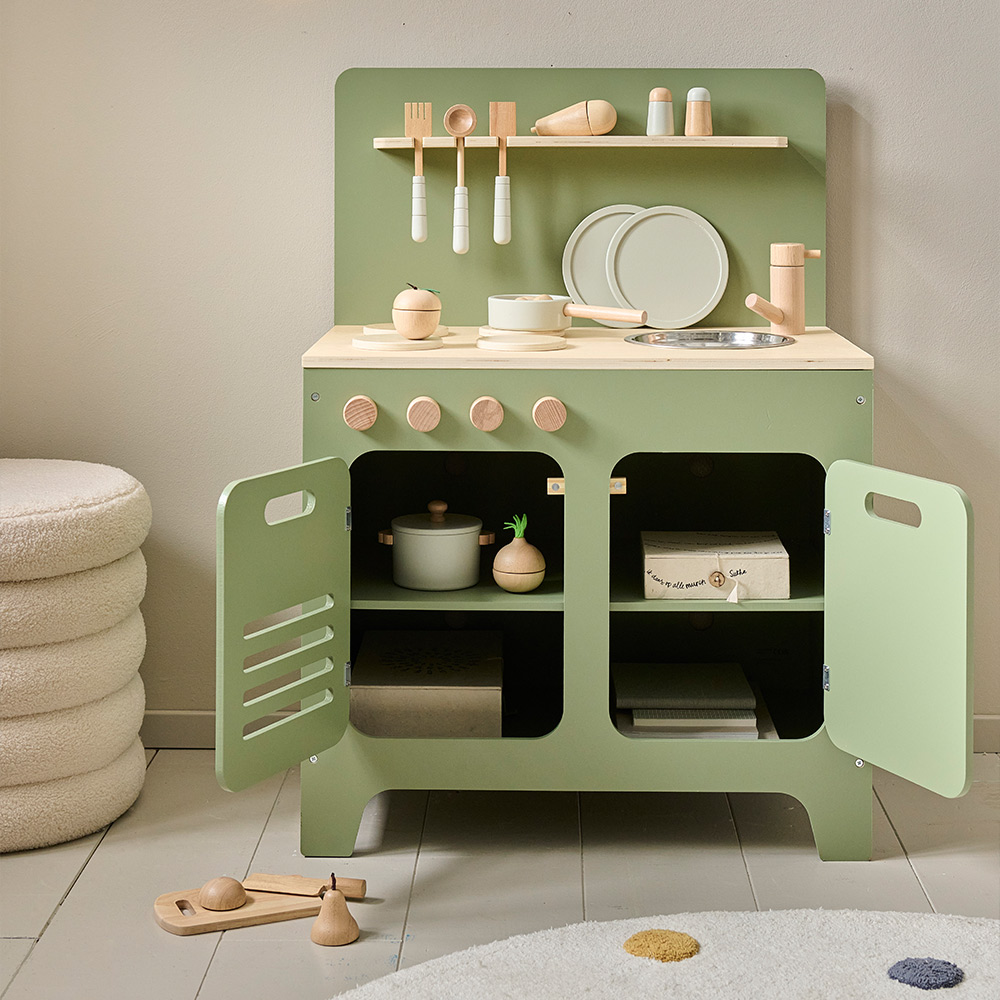 Petite Amélie | Cuisine enfant en bois | Jeu d'imitation Olive | Vert olive et blanc | 13 accessoires inclus pour des heures de créativité (Petite Amélie) - Image 7