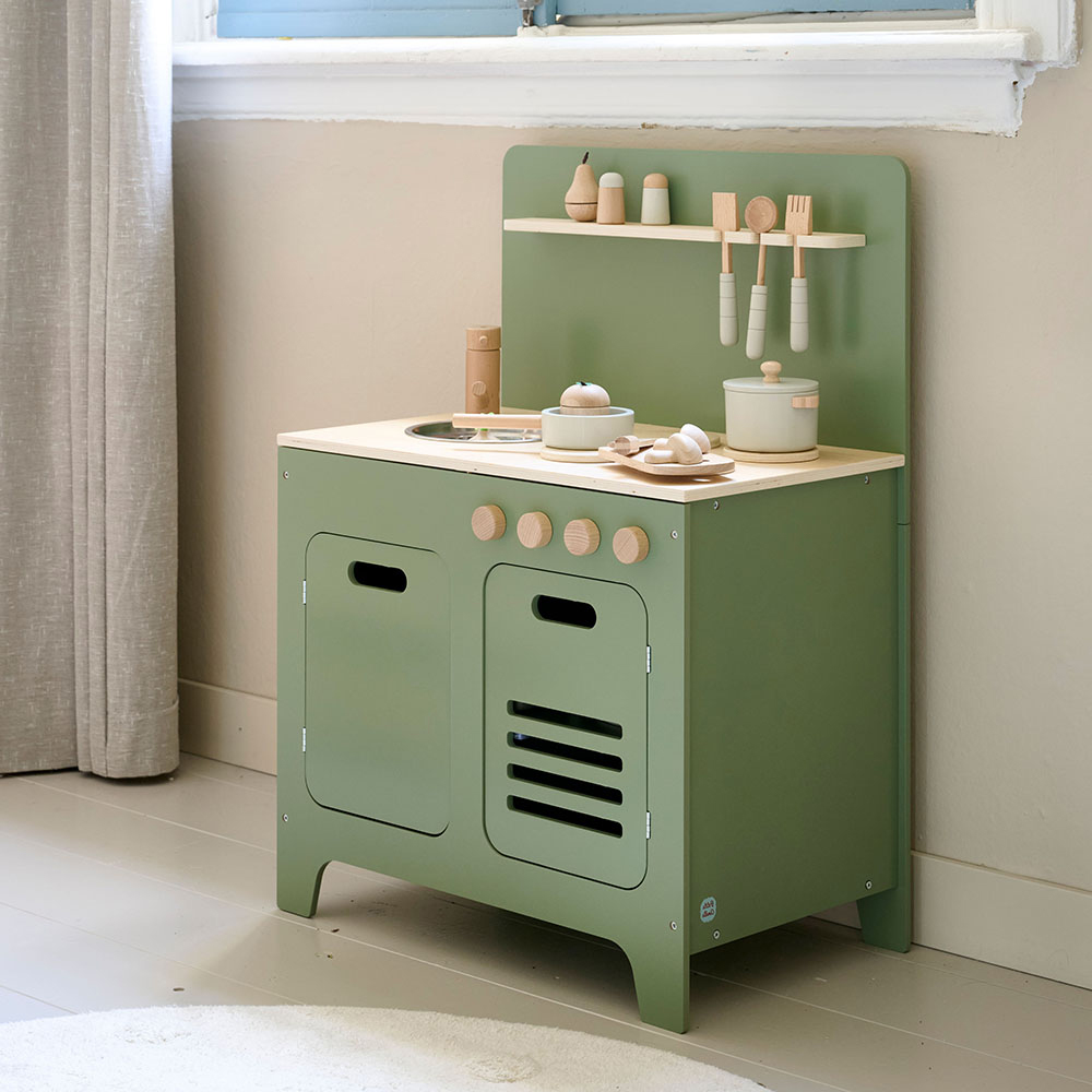 Petite Amélie | Cuisine enfant en bois | Jeu d'imitation Olive | Vert olive et blanc | 13 accessoires inclus pour des heures de créativité (Petite Amélie) - Image 8