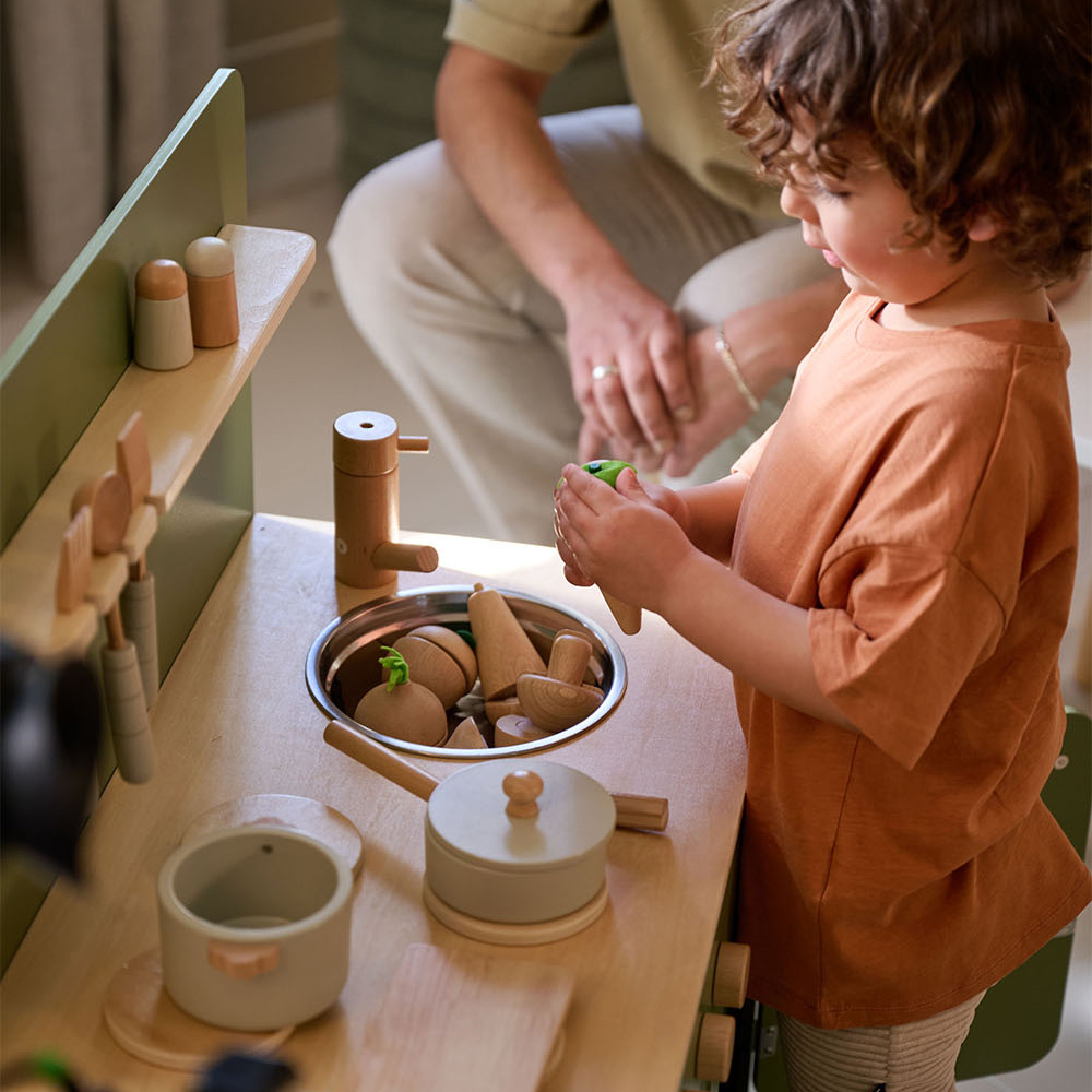 Petite Amélie | Cuisine enfant en bois | Jeu d'imitation Olive | Vert olive et blanc | 13 accessoires inclus pour des heures de créativité (Petite Amélie) - Image 9