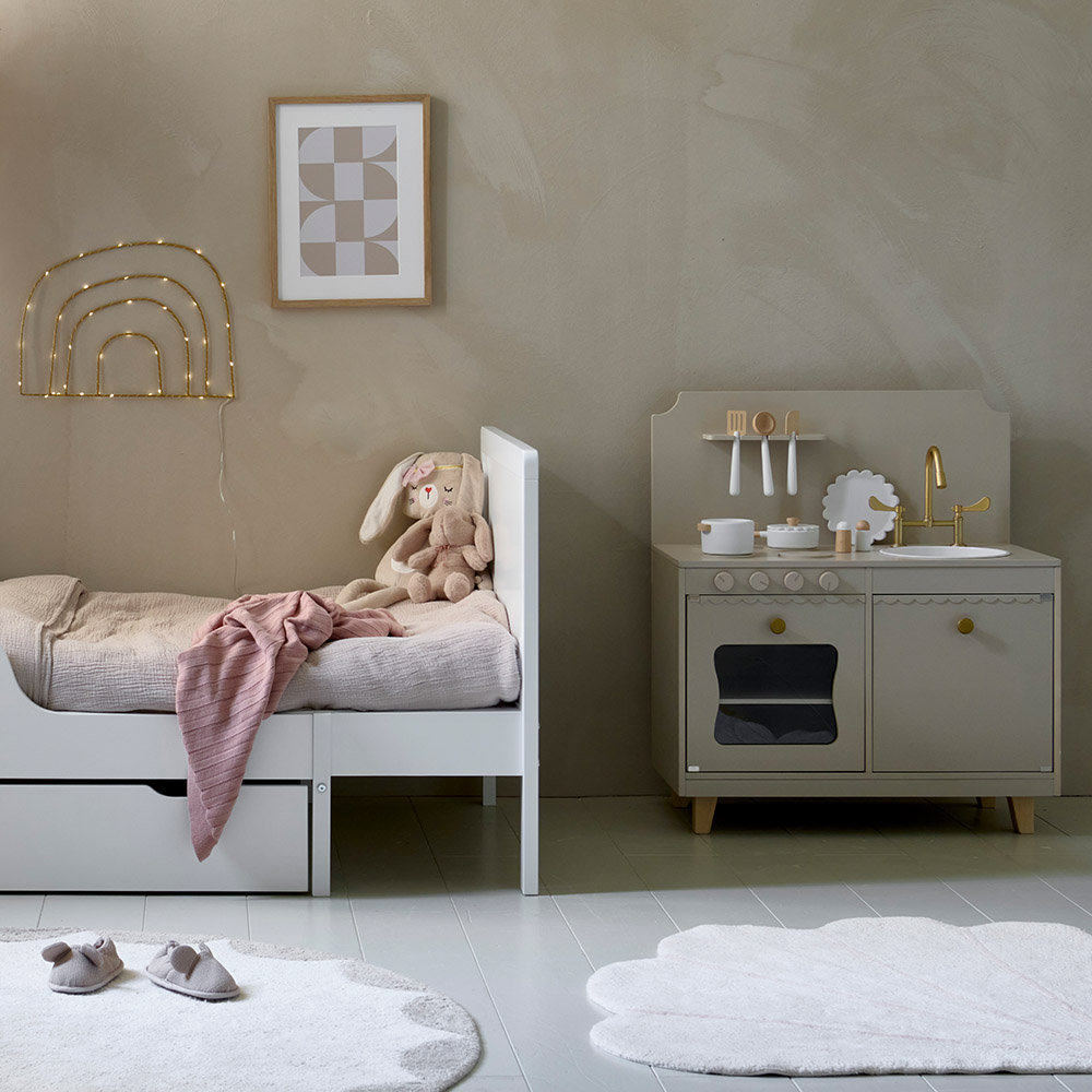 Petite Amélie | Cuisine enfant en bois Sorbier | Jeu d'imitation avec 13 accessoires | Taupe | Design robuste et intemporel pour chambre d'enfant (Petite Amélie) - Image 1