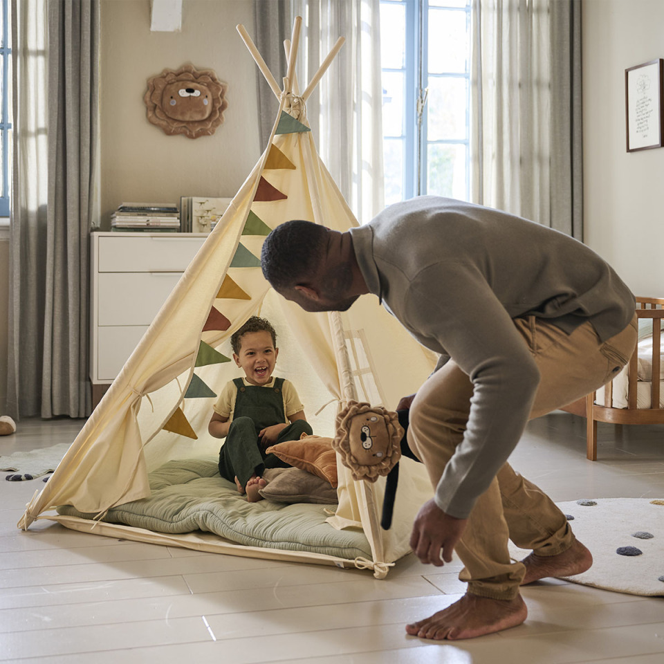 Petite Amélie | Tipi enfant en toile de coton | Beige | 158 cm de haut x 120 cm de diamètre | Tente de jeu avec tapis de sol inclus (Petite Amélie) - Image 1