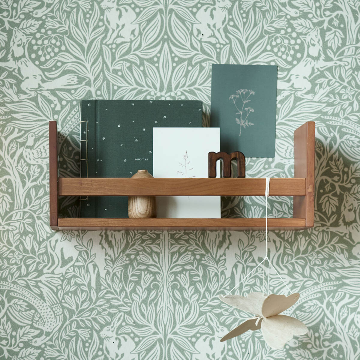 Petite Amélie - Petite Amélie | Étagère murale enfant | Bois massif et MDF | Noyer | 40x12x16 cm