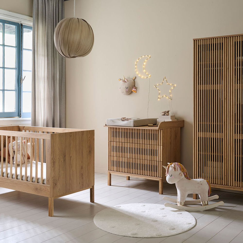 Meubles de chambre bébé en bois au style moderne de Petite Amélie