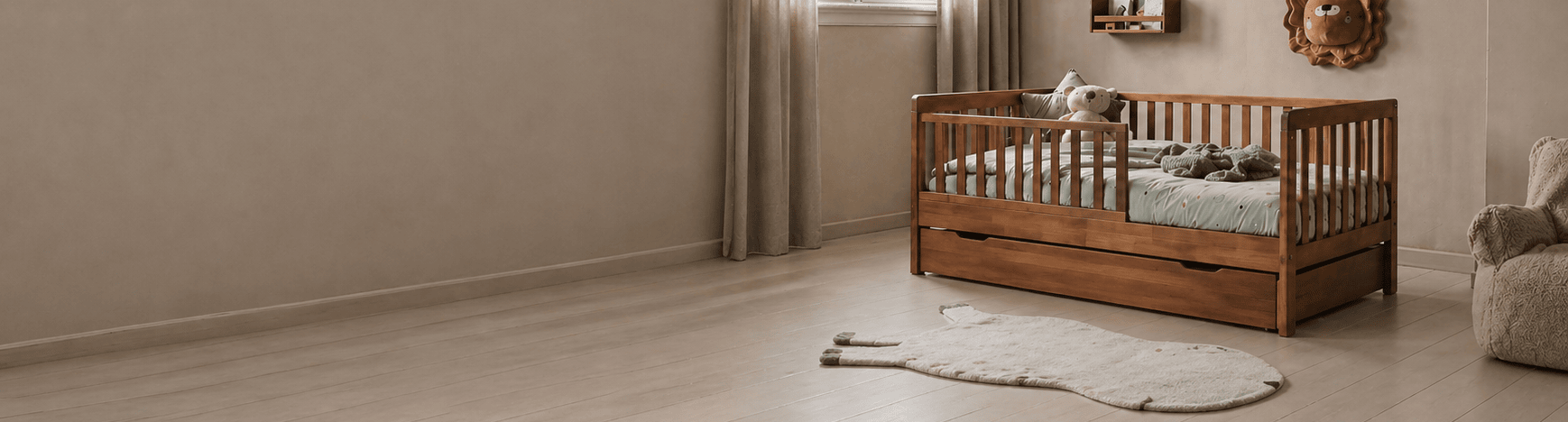 Chambre bébé avec lit blanc et tapis de jeu
