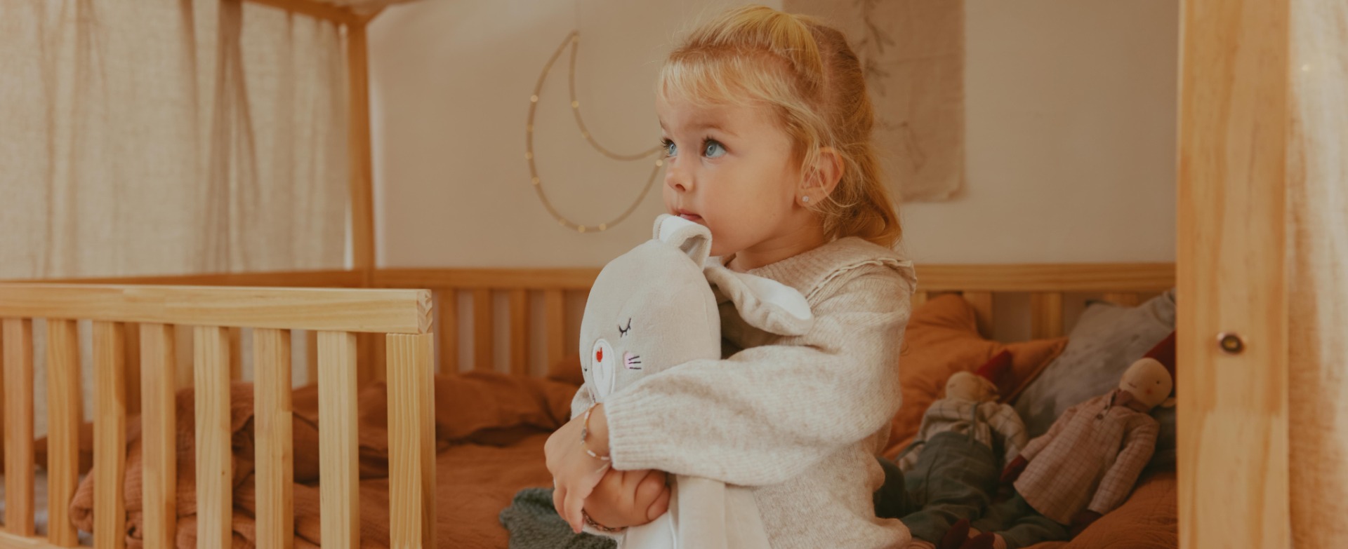 Fille avec un peluche per Petite Amélie