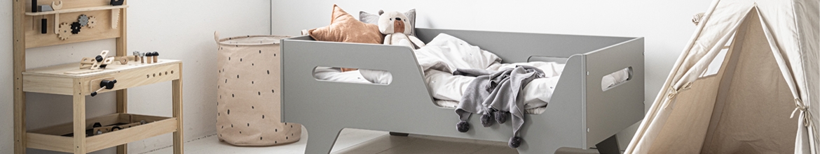 lit enfant barrières gris pour chambre enfant avec tipi enfant par Petite Amélie