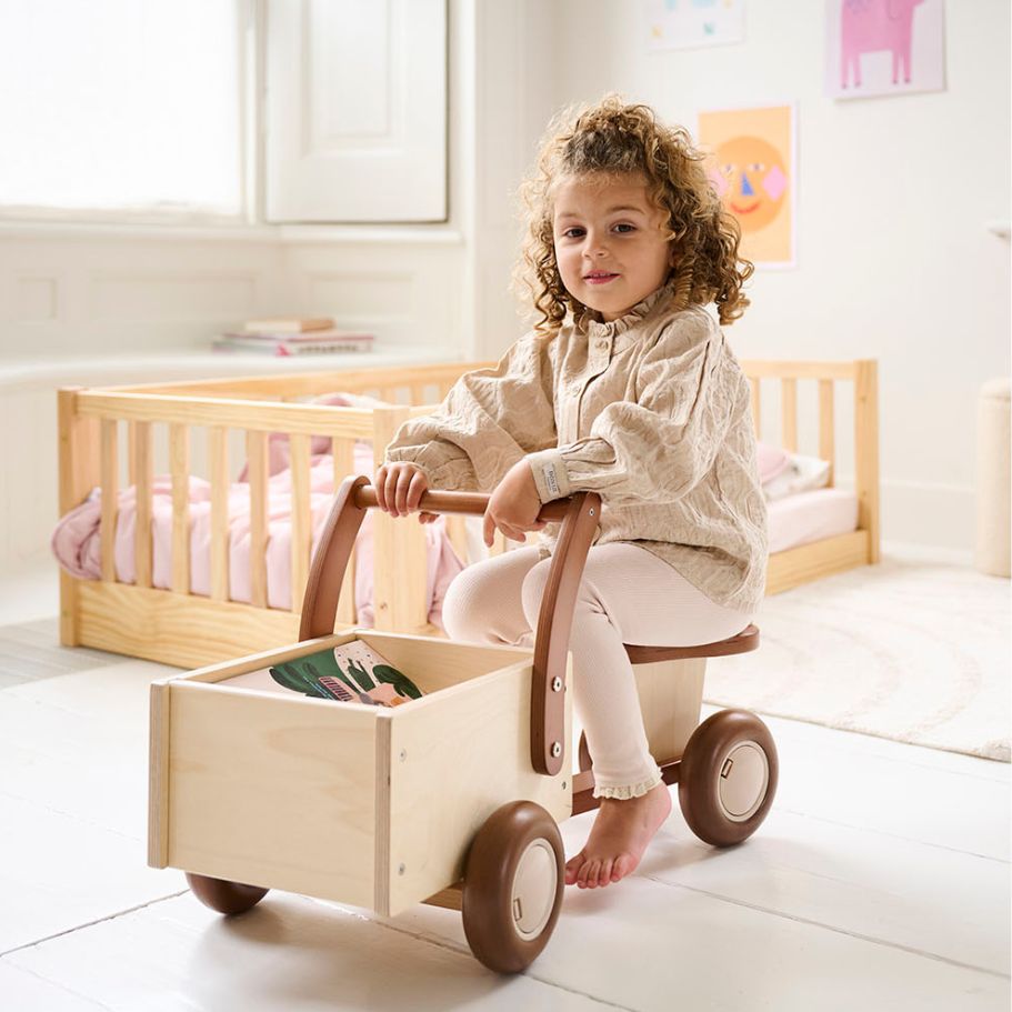 Maison de poupée en bois avec meubles de Petite Amélie
