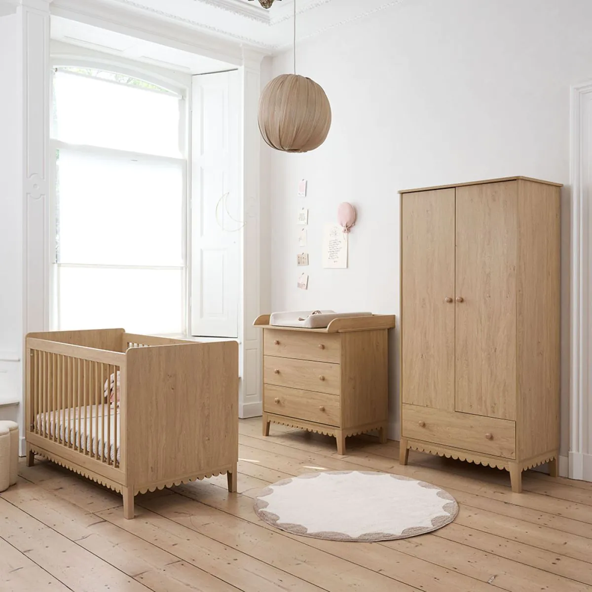 Chambre bébé avec lit bébé, commode et armoire en avoine par Petite Amélie