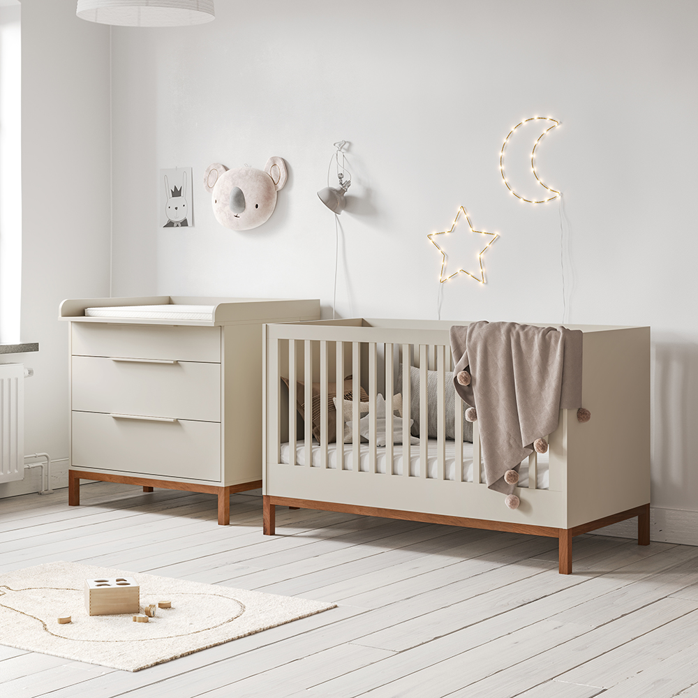 Commode à langer bébé dans chambre bébé complète beige et bois