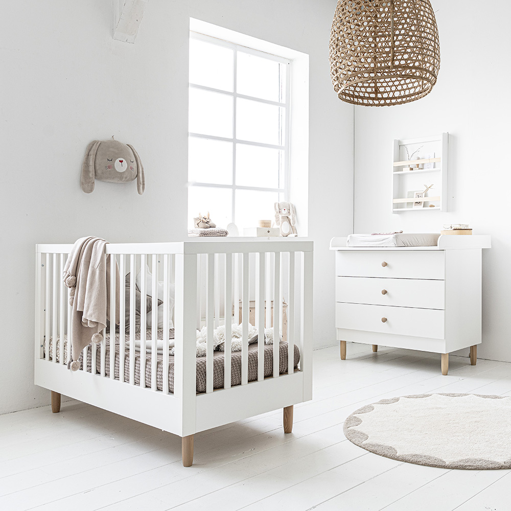 Chambre bébé avec table à langer commode bois blanc Bocca