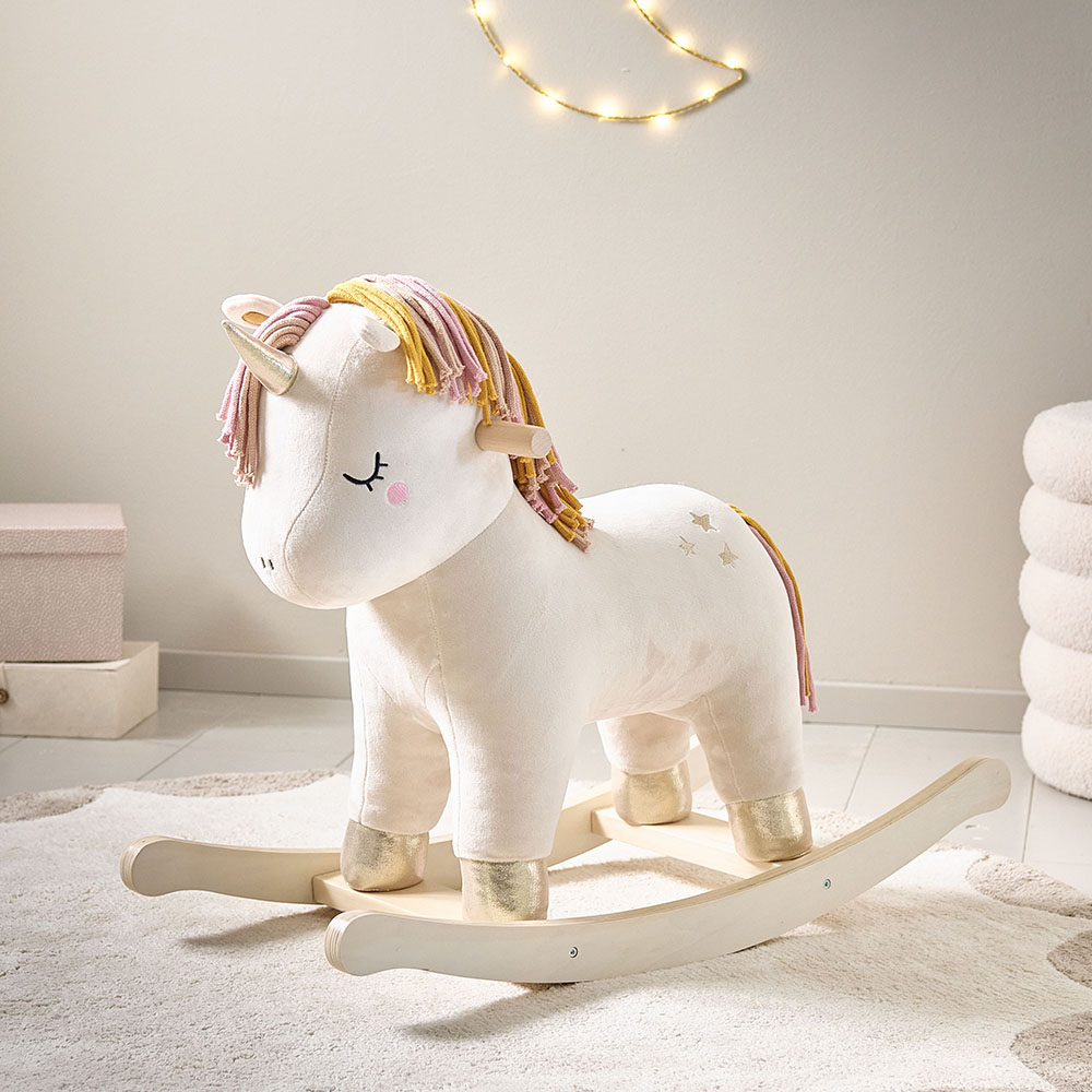 Cheval à bascule ou peluche le cadeau de naissance qui fait toujours plaisir