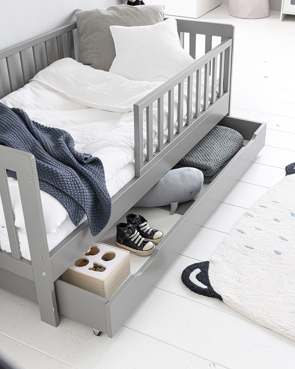 Lit enfant, bien choisir son lit enfant avec barrières, tiroir et sommier à lattes par Petite Amélie
