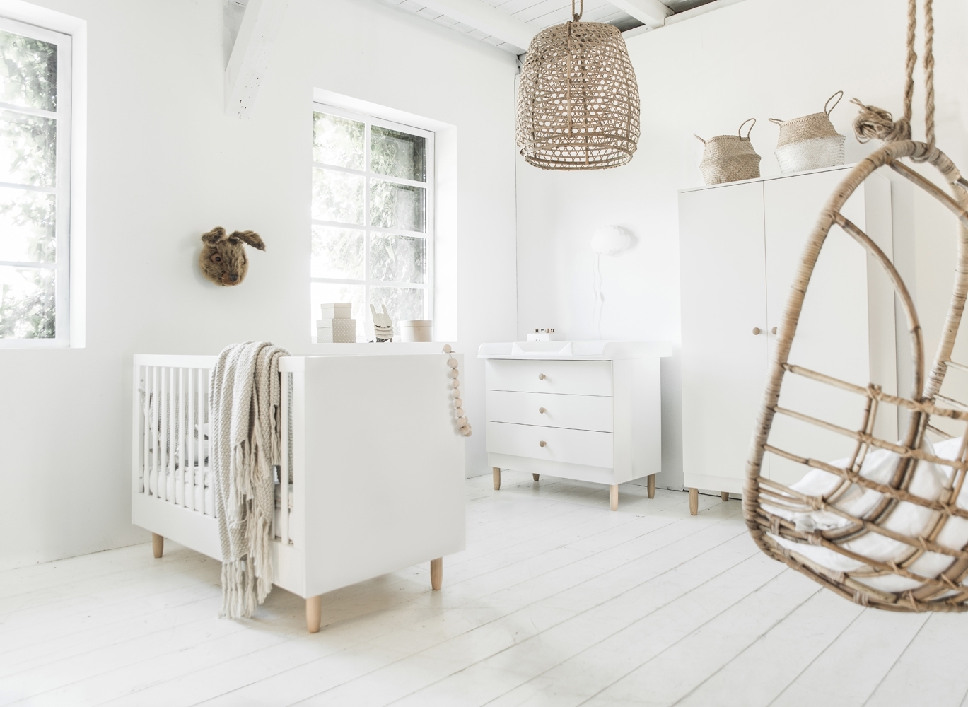 Lit évolutif blanc bois tendance chambre bébé 2022 scandinave