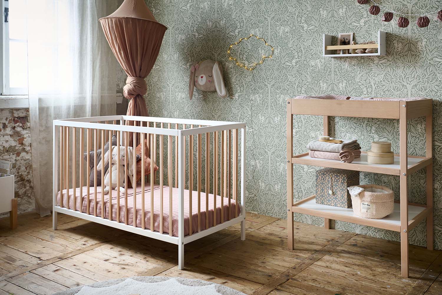 chambre bébé avec table à langer blanche