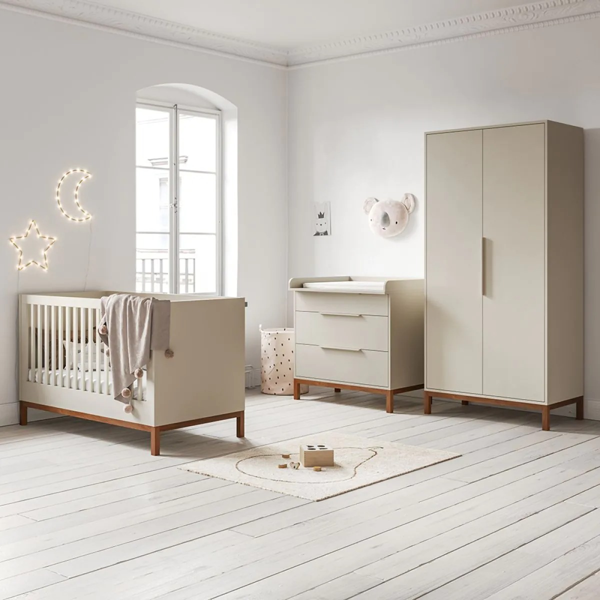 Chambre bébé avec lit bébé, commode et armoire en avoine par Petite Amélie