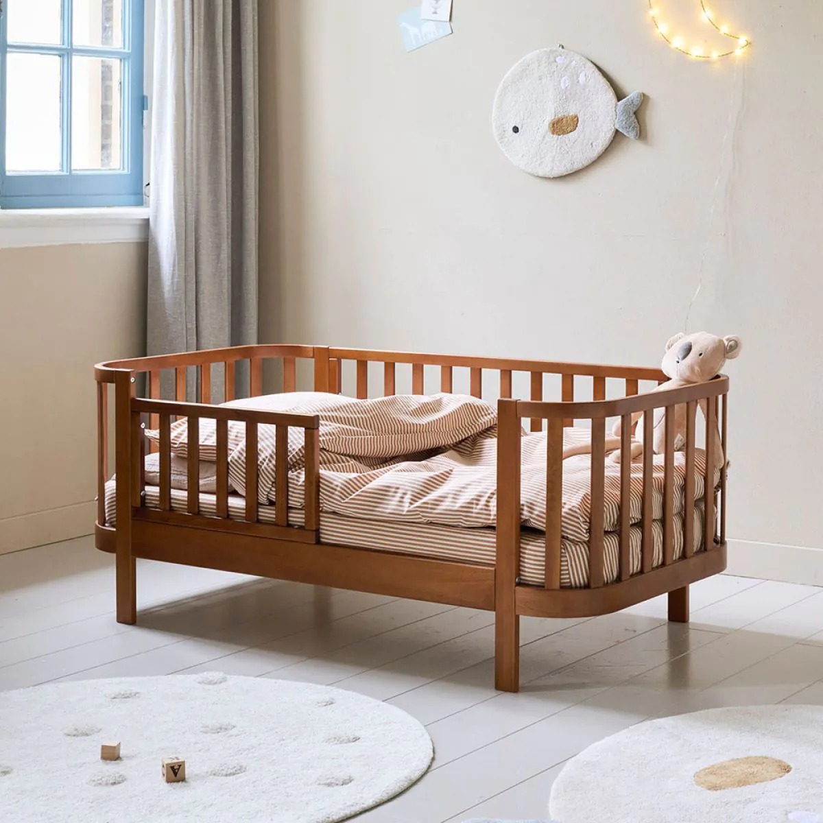 Lit en bois pour la chambre de tout-petit de Petite Amélie