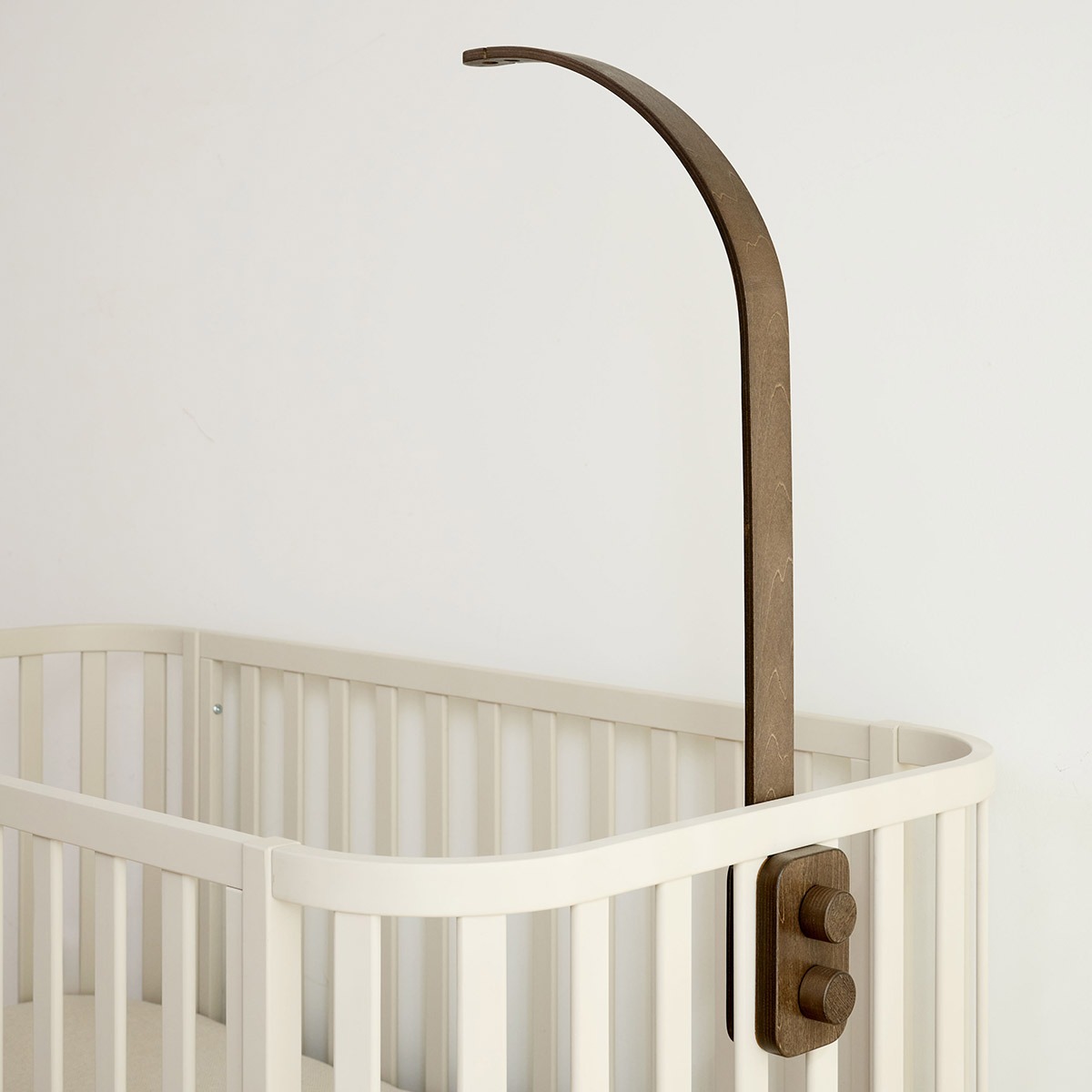 Support de mobile berceau bébé en bois Petite Amélie, marron foncé, référence MOBARMWLD